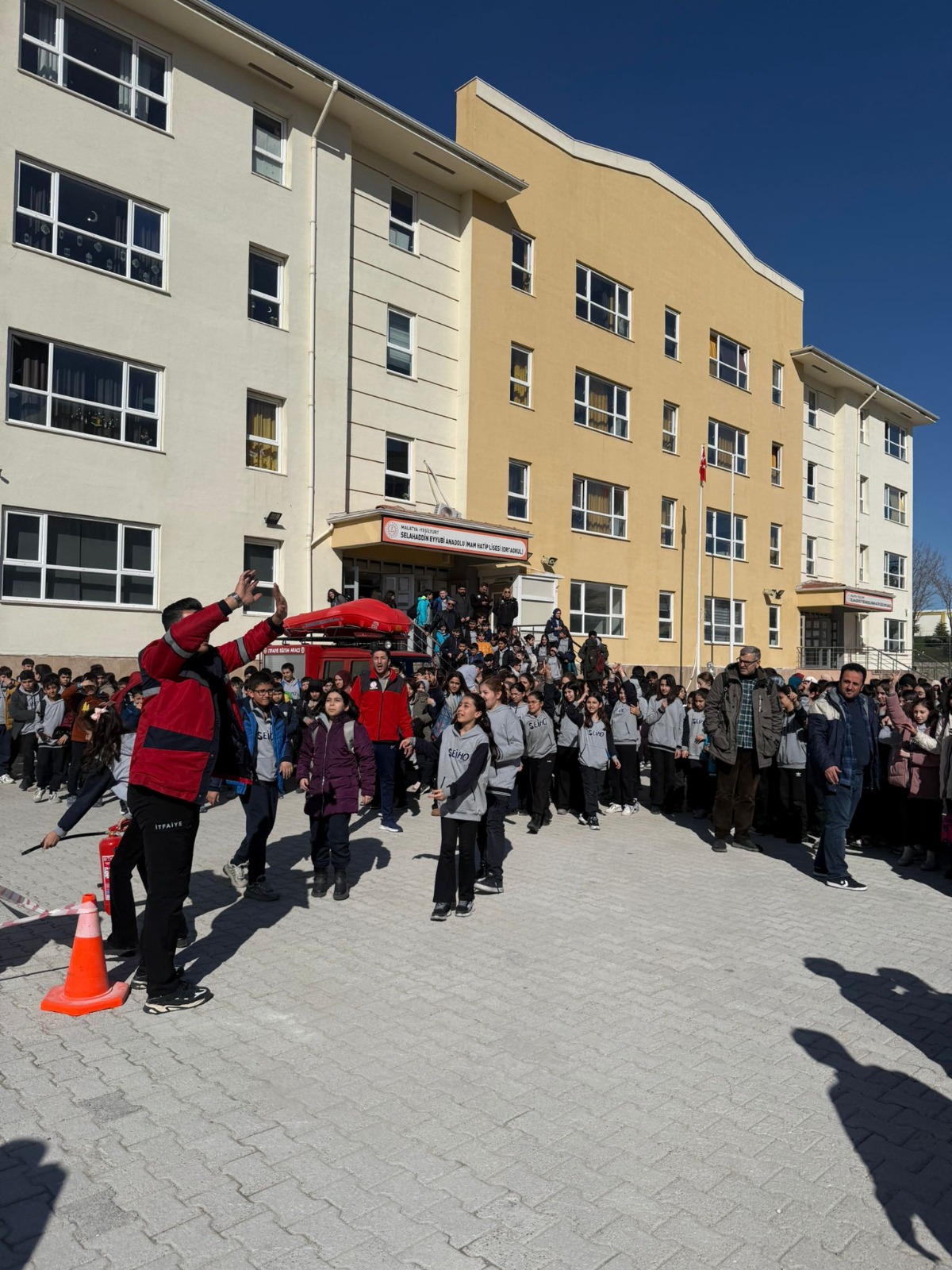 Öğrencilere Deprem Ve Yangın Bilinci Eğitimi