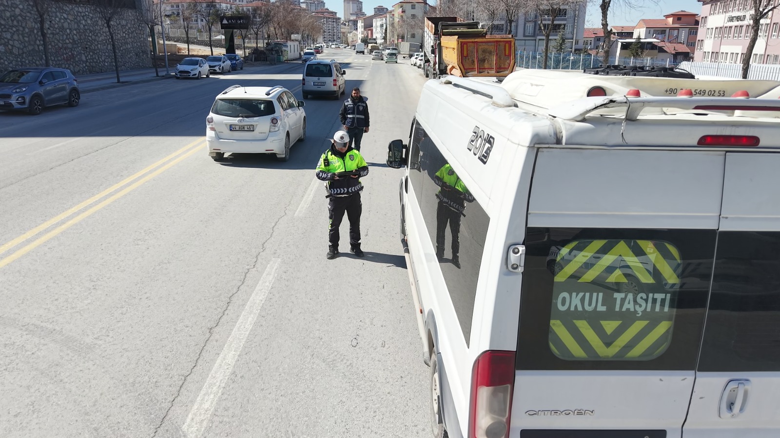 Okul Çevrelerinde Sıkı Denetim: Şüpheli Şahıs ve Araçlara Geçit Yok