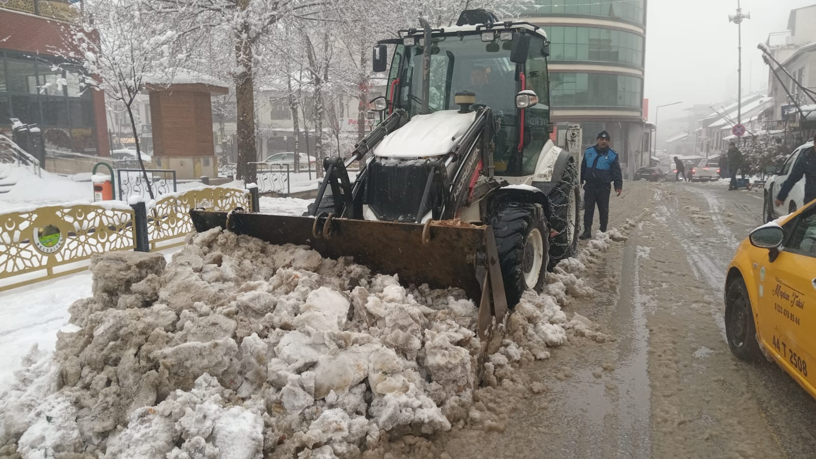 Pütürge’de Kar ve Fırtına Etkisini Sürdürüyor: Belediye Ekipleri Sahada