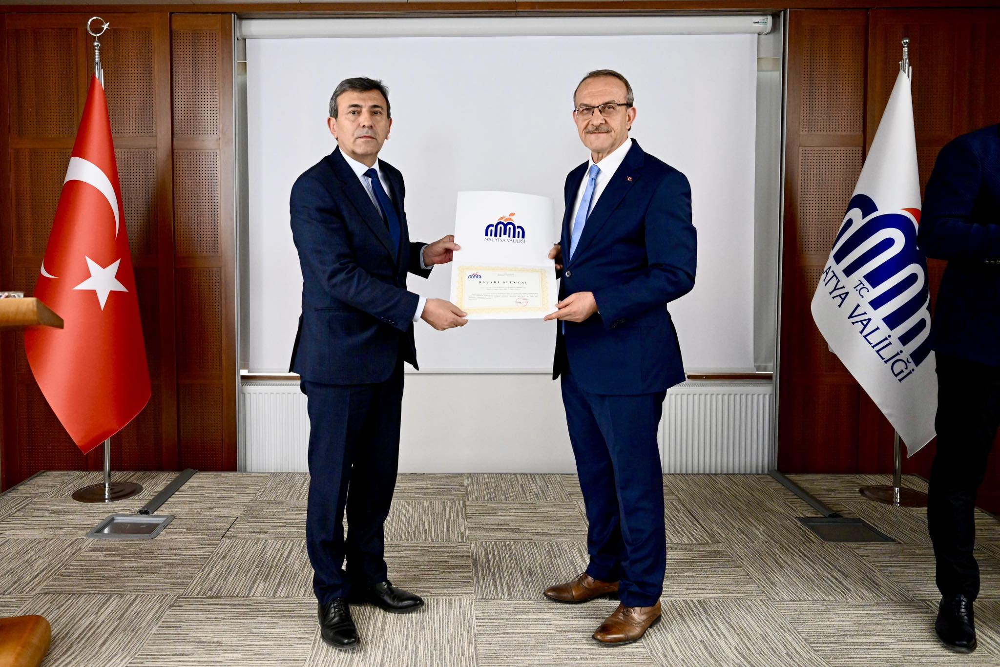 Vali Seddar Yavuz'dan İl Sağlık Müdürü Uzm. Dr. Cezmi Karaca’ya Başarı Belgesi