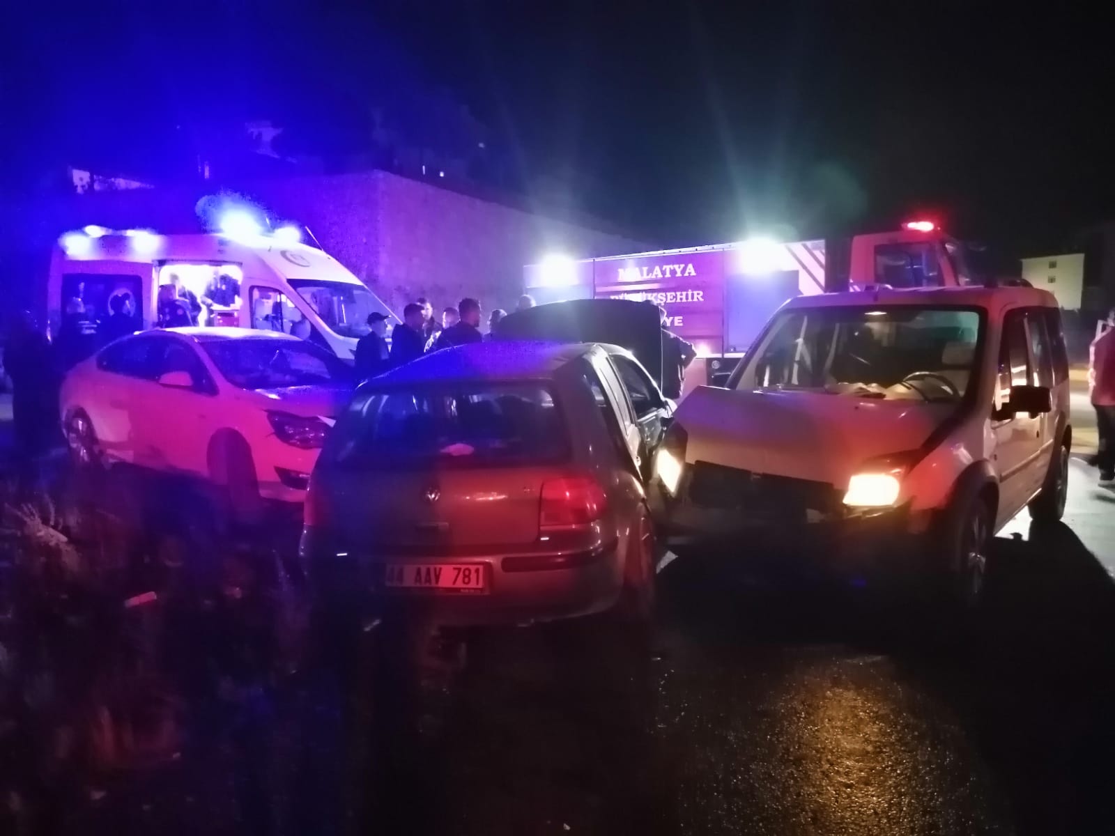 Yakınca Mahallesi’nde 3 Araçlı Trafik Kazası: 1 Yaralı