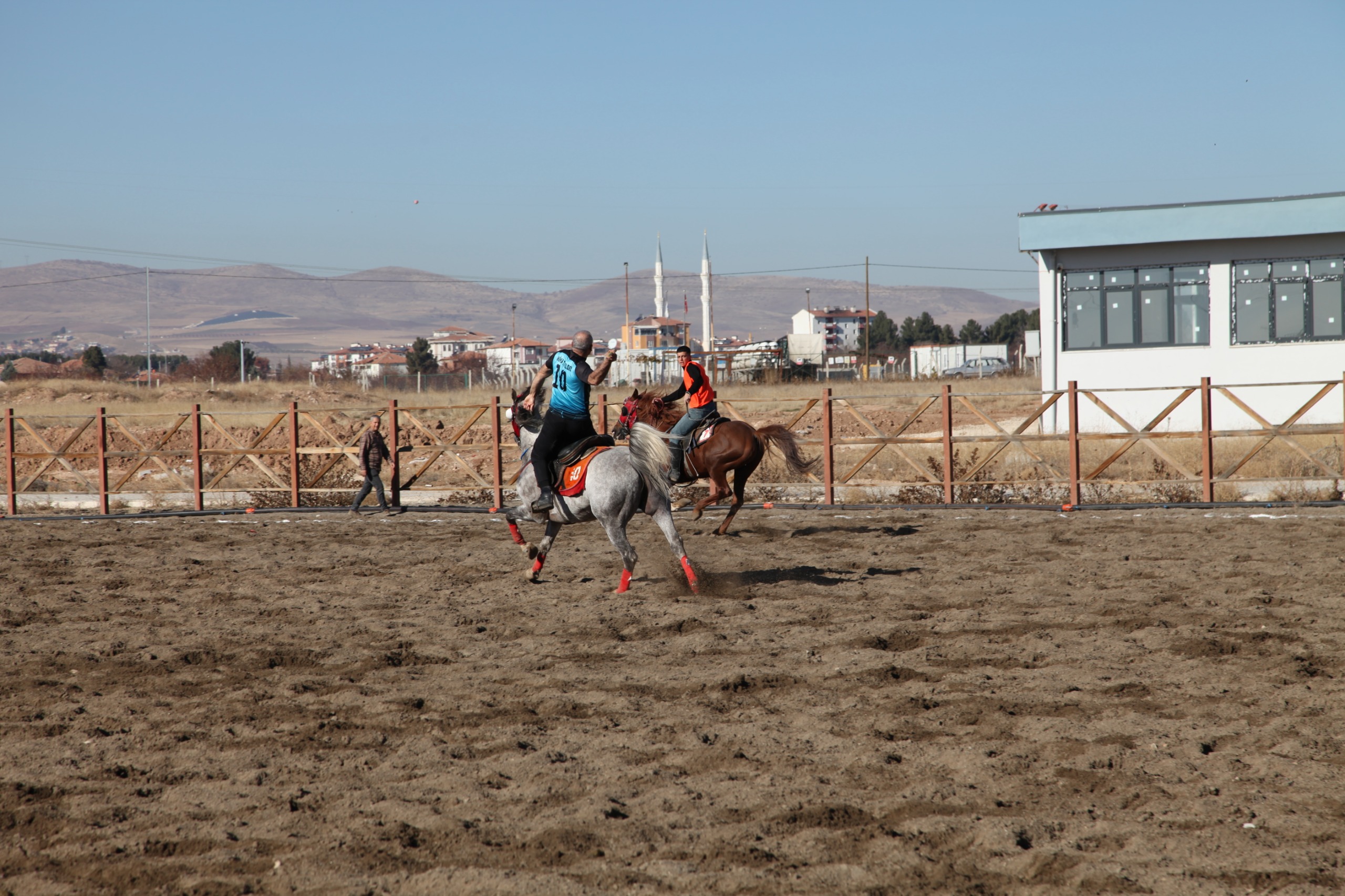 Yazıhan’da Ata Sporu Cirit Genç Nesillerle Yaşatılıyor