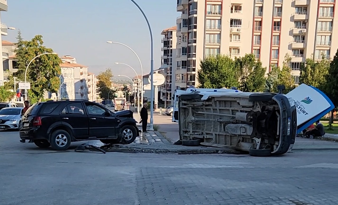 Yeşilyurt’ta Minibüs İle Otomobil Çarpıştı: 4 Yaralı