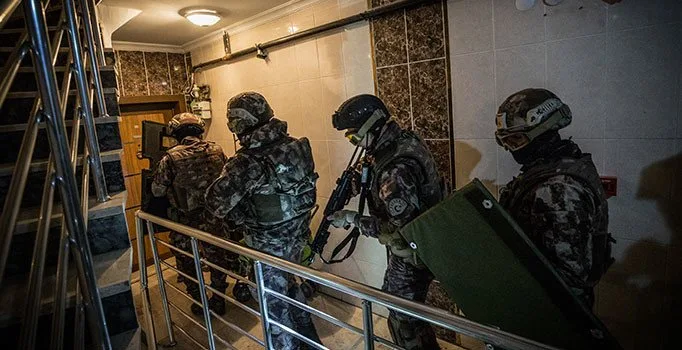 878110