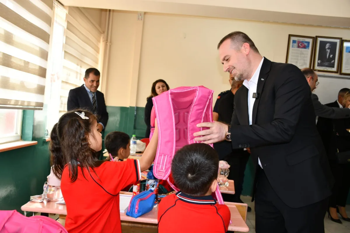 MAGİNDER Malatya'da  3000 öğrenciye çanta ve kırtasiye seti hediye olarak dağıtmaya başladı.