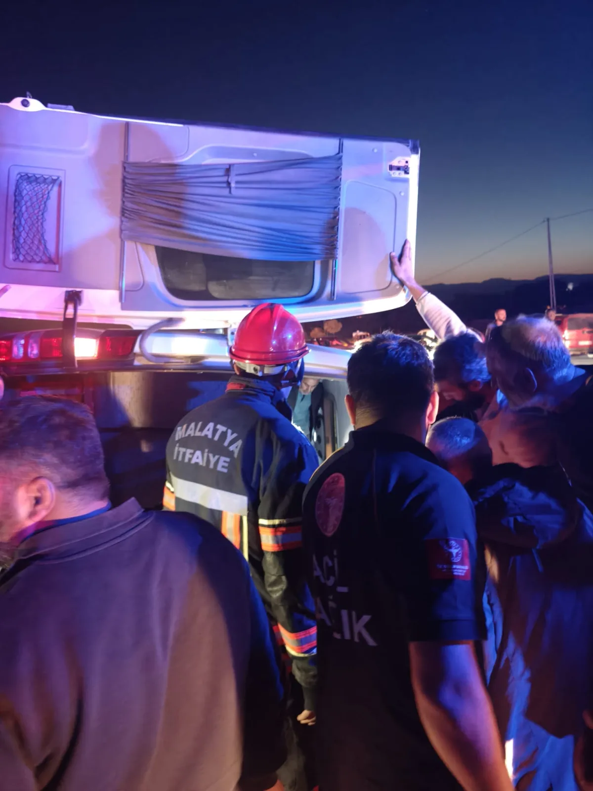 Doğanşehir Yolunda Trafik Kazası: İtfaiye Ekipleri Yaralılara Müdahale Etti