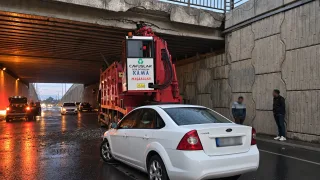 Köprüde Feci Kaza: Vinç ve Otomobil Çarpıştı, 2 Yaralı