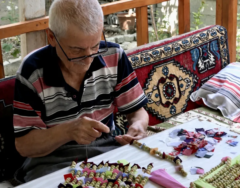 Doğadan Topluyor, El Emeğiyle Güzelliğe Dönüştürüyor